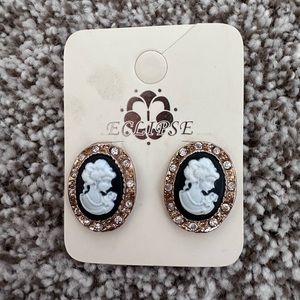 NEW Vintage-style earrings